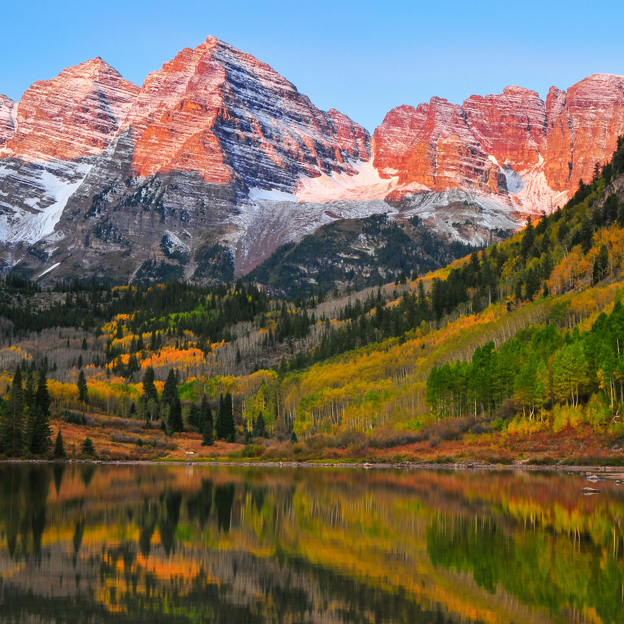Sunrise on the Maroon Bells and Maroon Lake, White River National Forest, Aspen, Colorado, USA.